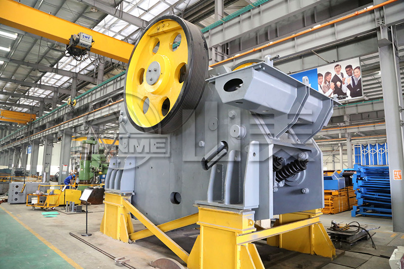顎式破碎機(jī)工作中出現(xiàn)卡料、不下料是什么原因
