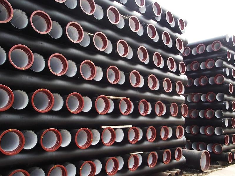 球墨鑄鐵管怎么打壓試驗?zāi)? /><br />  壓力試驗應(yīng)合乎以下要求<br />  1）壓力試驗應(yīng)以液體為實驗物質(zhì)。當球墨鑄鐵管的設(shè)計方案工作壓力小于或等于0.5MPa是，也可選用汽體為實驗物質(zhì)，但應(yīng)采取措施的安全防范措施。延性原材料禁止應(yīng)用汽體開展壓力試驗。<br />  2）當當場標準不允許應(yīng)用液體或汽體開展壓力試驗時，經(jīng)施工單位愿意，可另外選用以下方式 替代：<br />  A、全部焊接（包含粘附件上的焊接），用液體滲透法或磁粉探傷法開展檢測；<br />  B、對接焊縫用100%放射線拍照開展檢測。<br />  當開展壓力試驗時，應(yīng)劃分雷區(qū)，不相干工作人員不可進到。<br />  壓力試驗結(jié)束，不可再球墨鑄鐵管上開展修復(fù)。<br />  施工單位應(yīng)報名參加壓力試驗，壓力試驗達標后，應(yīng)該和施工企業(yè)一同按標準要求填好球墨鑄鐵管系統(tǒng)軟件壓力試驗紀錄。<br />  （2）壓力試驗前要具有的標準：<br />  1）實驗范疇內(nèi)的球墨鑄鐵管設(shè)備安裝工程除上漆、隔熱外，已按設(shè)計圖所有進行，安裝品質(zhì)合乎相關(guān)要求。<br />  2）球墨鑄鐵管上的補償器已設(shè)定了臨時性管束設(shè)備。<br />  3）實驗用氣壓表已校檢，并在周檢期限內(nèi)，其精密度不可小于1.5級，表的滿標尺值應(yīng)是被測壓力的1.5~2倍，氣壓表不可低于2塊。<br />  4）合乎壓力試驗規(guī)定的液體或汽體早已齊備。<br />  5）按實驗的規(guī)定，球墨鑄鐵管早已固定不動。<br />  6）對運輸有毒流體力學(xué)的球墨鑄鐵管及設(shè)計方案工作壓力大于10MPa的球墨鑄鐵管，在壓力試驗前，以下材料早已施工單位復(fù)診：<br />  A、球墨鑄鐵管構(gòu)成件的品質(zhì)證明文件；<br />  B、球墨鑄鐵管構(gòu)成件的檢測或?qū)嶒灱o錄；<br />  C、管道生產(chǎn)加工紀錄；<br />  D、電焊焊接檢測及調(diào)質(zhì)處理紀錄；<br />  E、設(shè)計方案改動及原材料替代文檔。<br />  待試球墨鑄鐵管與不相干系統(tǒng)軟件已用盲板閥或是采用別的對策分隔。<br />  待試球墨鑄鐵管上的閥門、工程爆破板及儀表盤元器件等早已拆下來或多方面防護。<br />  試驗方案早已過準許，并已開展了安全技術(shù)交底。<br />  打壓試驗的程序流程、流程、方式<br />  打壓試驗的程序流程、流程、方式 以下：<br />  聯(lián)接。講水壓試驗機器設(shè)備與水壓試驗的球墨鑄鐵管系統(tǒng)軟件相接，水壓試驗用的各種閘閥、氣壓表安裝在水壓試驗系統(tǒng)軟件中，在系統(tǒng)軟件的最高處安裝排氣閥、在系統(tǒng)軟件的最低值安裝泄水閥。<br />  注水。開啟系統(tǒng)軟件最高處的排氣閥，關(guān)掉最低值的泄水閥，向系統(tǒng)軟件注水。水壓試驗自來水應(yīng)應(yīng)用礦泉水，當對馬氏體不銹鋼板球墨鑄鐵管或接有馬氏體不銹鋼板球墨鑄鐵管或機器設(shè)備的球墨鑄鐵管開展實驗時，水里氯離子含量成分不可超出25*10-6（ppm）。待自動排氣閥接連不斷向外排水管道時，關(guān)掉排氣閥。<br />  查驗。系統(tǒng)軟件注水結(jié)束后，不必急切變壓，而先要檢查一下系統(tǒng)軟件有沒有滲漏滲水狀況。<br />  變壓。吹水查驗無異常，可變壓，變壓用手動試壓泵（或電動試壓泵），變壓全過程應(yīng)遲緩、穩(wěn)定，先把工作壓力升到實驗工作壓力的一般，對球墨鑄鐵管系統(tǒng)軟件開展一次全方位的查驗，若不太好，應(yīng)泄壓維修，禁止卸壓修補。若無異常，則再次變壓，待變壓至實驗工作壓力的3/4時，在做一次全方位查驗，無異常時再再次變壓到實驗工作壓力，一般分2~3次升到實驗工作壓力。<br />  持壓。當工作壓力做到實驗工作壓力后，穩(wěn)壓管10min。再將氣體壓力至設(shè)計方案工作壓力，停壓30min，以工作壓力不減、沒有滲漏為達標。<br />  水壓試驗后的工作中。水壓試驗完畢后，應(yīng)立即拆卸盲板閥、補償器限位開關(guān)設(shè)備，排空系統(tǒng)軟件中的存水。<br />  3.打壓試驗應(yīng)留意的事宜<br />  1）實驗前，想系統(tǒng)軟件注水時，應(yīng)將系統(tǒng)軟件的氣體排空。<br />  2）實驗時，工作溫度不可小于5℃，當工作溫度小于5℃時，應(yīng)采用防寒對策。<br />  3）實驗室，應(yīng)檢測實驗溫度，禁止原材料實驗溫度貼近延性變化溫度。<br />  4）承擔氣體壓力的地面上鋼球墨鑄鐵管及稀有金屬球墨鑄鐵管實驗工作壓力應(yīng)是設(shè)計方案工作壓力的1.5倍，埋地鋼球墨鑄鐵管的實驗工作壓力應(yīng)是設(shè)計方案工作壓力的1.5倍，且不可小于0.4MPa。<br />  5）當球墨鑄鐵管與機器設(shè)備做為一個系統(tǒng)軟件開展壓力試驗時，球墨鑄鐵管實驗工作壓力相當于或低于機器設(shè)備的實驗工作壓力時，應(yīng)按球墨鑄鐵管的實驗工作壓力開展實驗，當球墨鑄鐵管實驗工作壓力超過機器設(shè)備的實驗工作壓力，且機器設(shè)備的實驗工作壓力不少于球墨鑄鐵管設(shè)計方案工作壓力的1.15倍時，經(jīng)施工單位愿意，可按機器設(shè)備的實驗工作壓力開展實驗。<br />  6）當球墨鑄鐵管的設(shè)計方案溫度高過實驗溫度時，實驗工作壓力應(yīng)按以下計算公式：<br />  Ps=1.5P[σ]1/[σ]2<br />  式中Ps——實驗工作壓力（表壓），MPa；<br />  P——設(shè)計方案工作壓力（表壓），MPa；<br />  [σ]1——實驗溫度下，管件的抗剪強度，MPa；<br />  [σ]2——設(shè)計方案溫度下，管件的抗剪強度，MPa;<br />  當[σ]1/[σ]2超過6.5時，取6.5<br />  當Ps在實驗溫度下，造成超出抗拉強度的地應(yīng)力時，應(yīng)將實驗工作壓力Ps降到不超過抗拉強度時的較大工作壓力。  </p>
                </div>
          <style type=